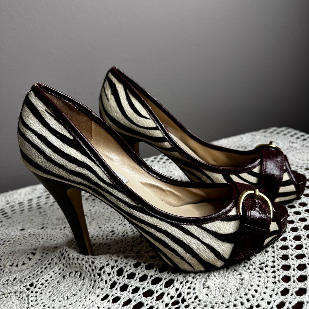 Steve Madden Lezlie Zebra Print Peep Toe Stiletto Pumps Burgundy Buckle Size 6